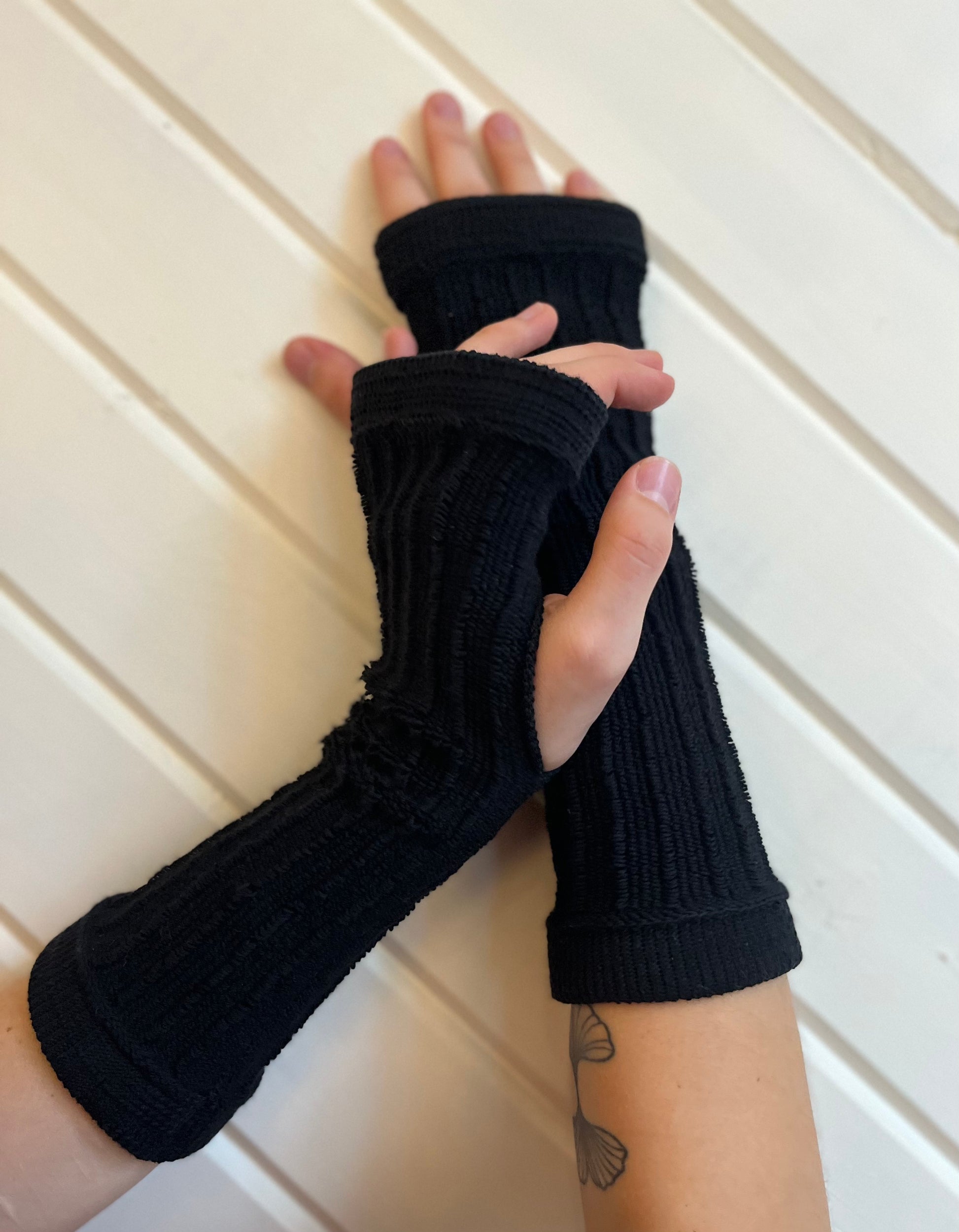textured knit arm warmers in black