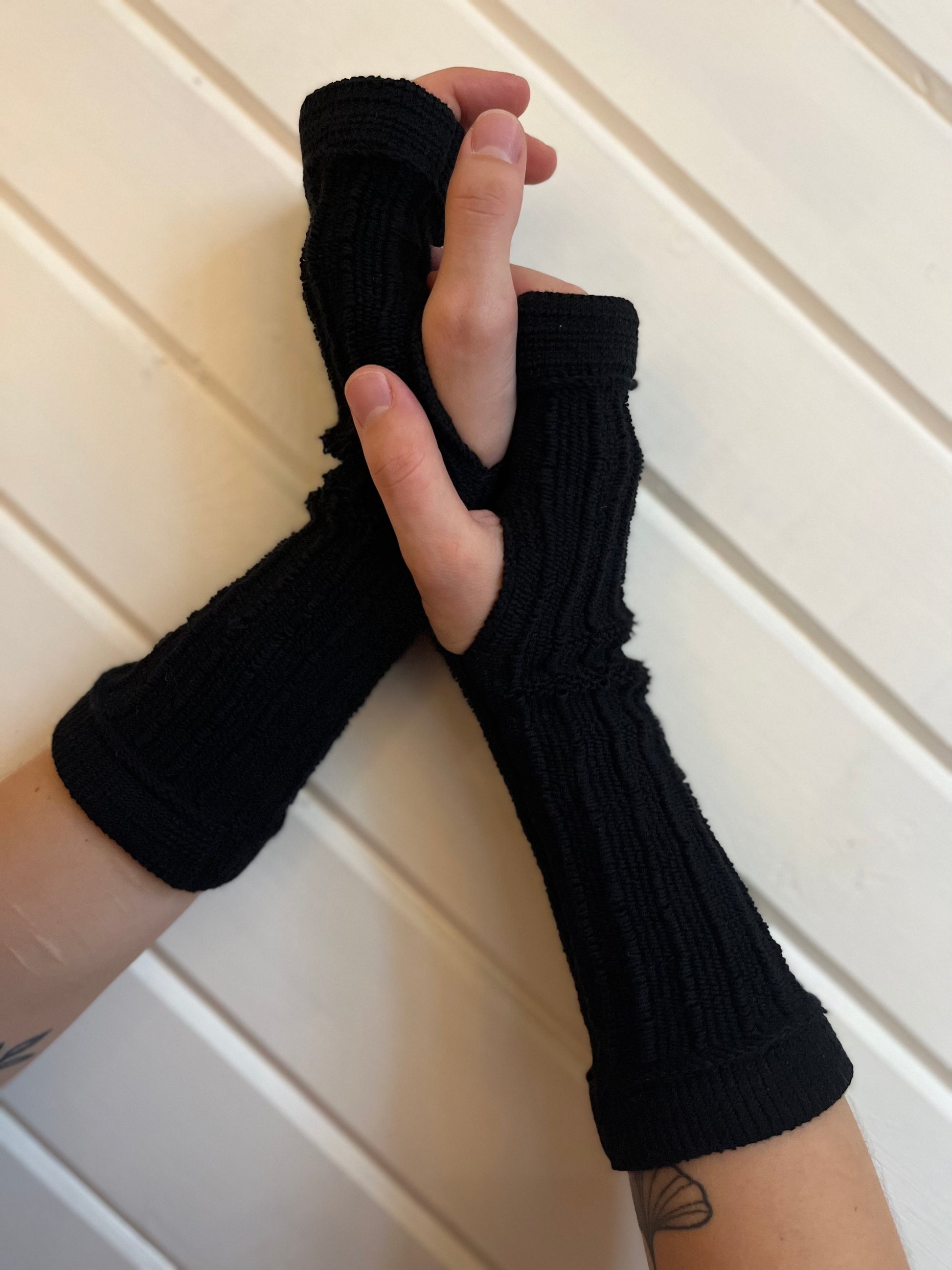 textured knit arm warmers in black