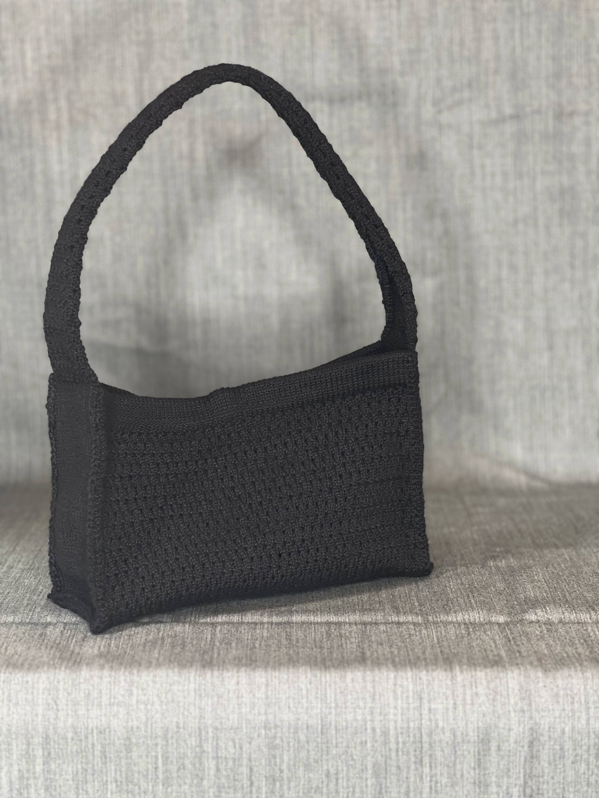 textured knit shoulder bag in black