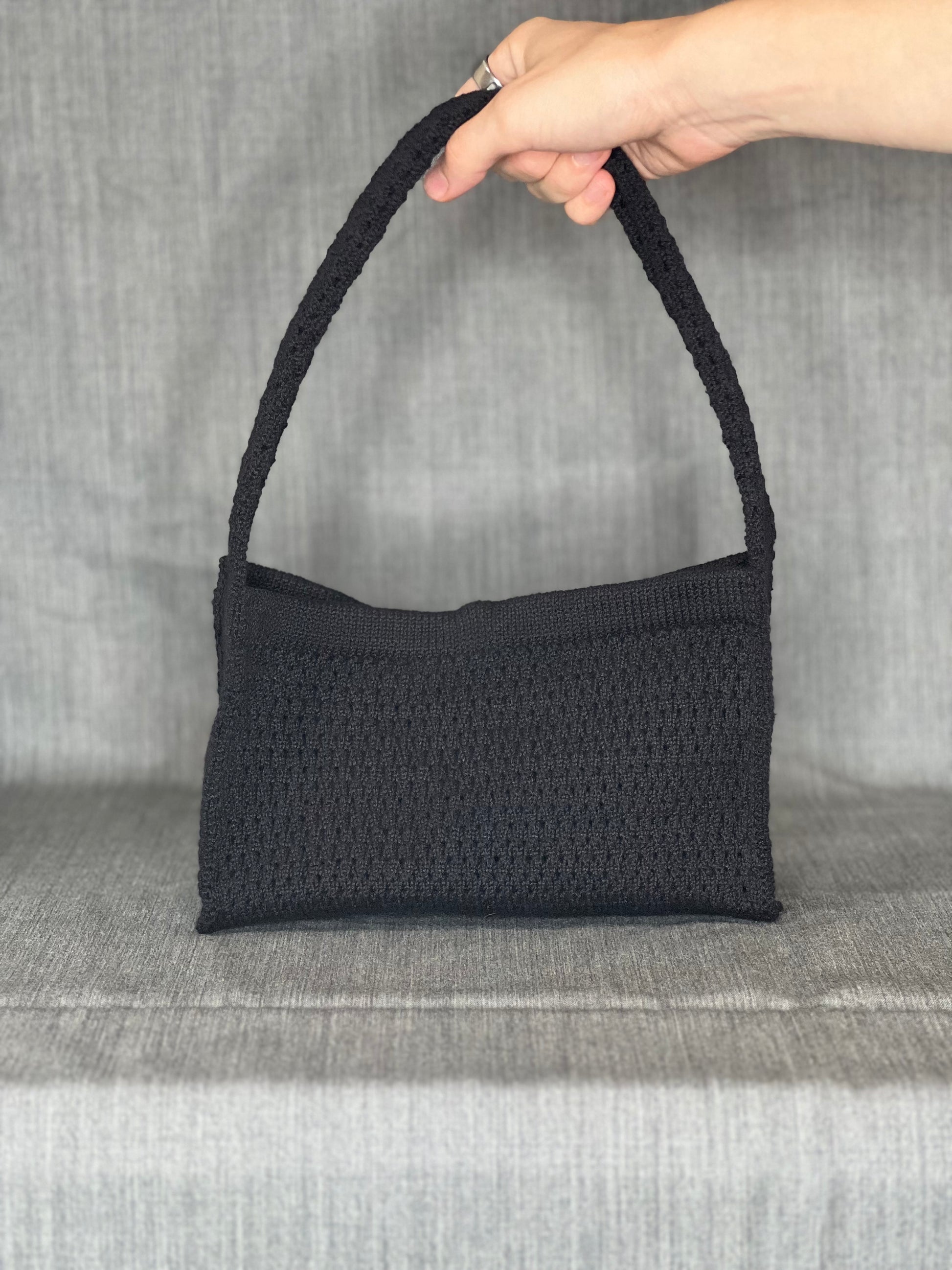 textured knit shoulder bag in black