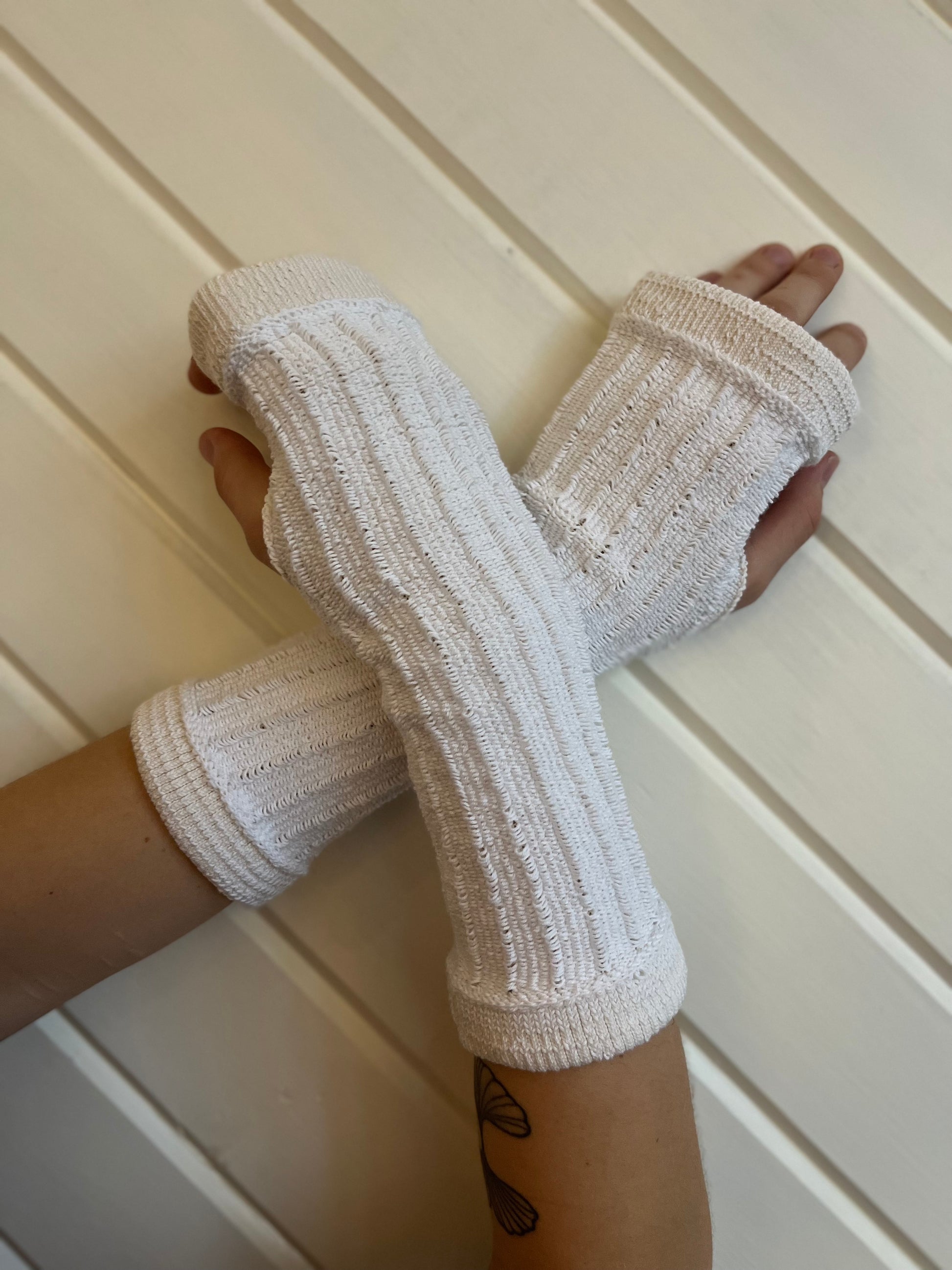 textured knit arm warmers in white